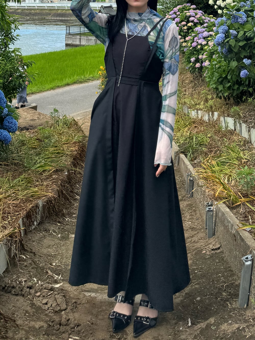 「シアートップス、紫陽花、ブルー、モード、キャミワンピ、レイヤードスタイル、シアー、花柄、個性派、アンジェム、ブラック、ブラックコーデ、ワンピーススタイル、パンプス、大人コーデ」｜「saharaのHigh Neck Sheer Top/ハイネックシアートップ（Tシャツ/カットソー、ブルー系）」を使った、Minaさん（骨格ナチュラル・レディース・162cm）の夏コーディネートの1枚目の写真