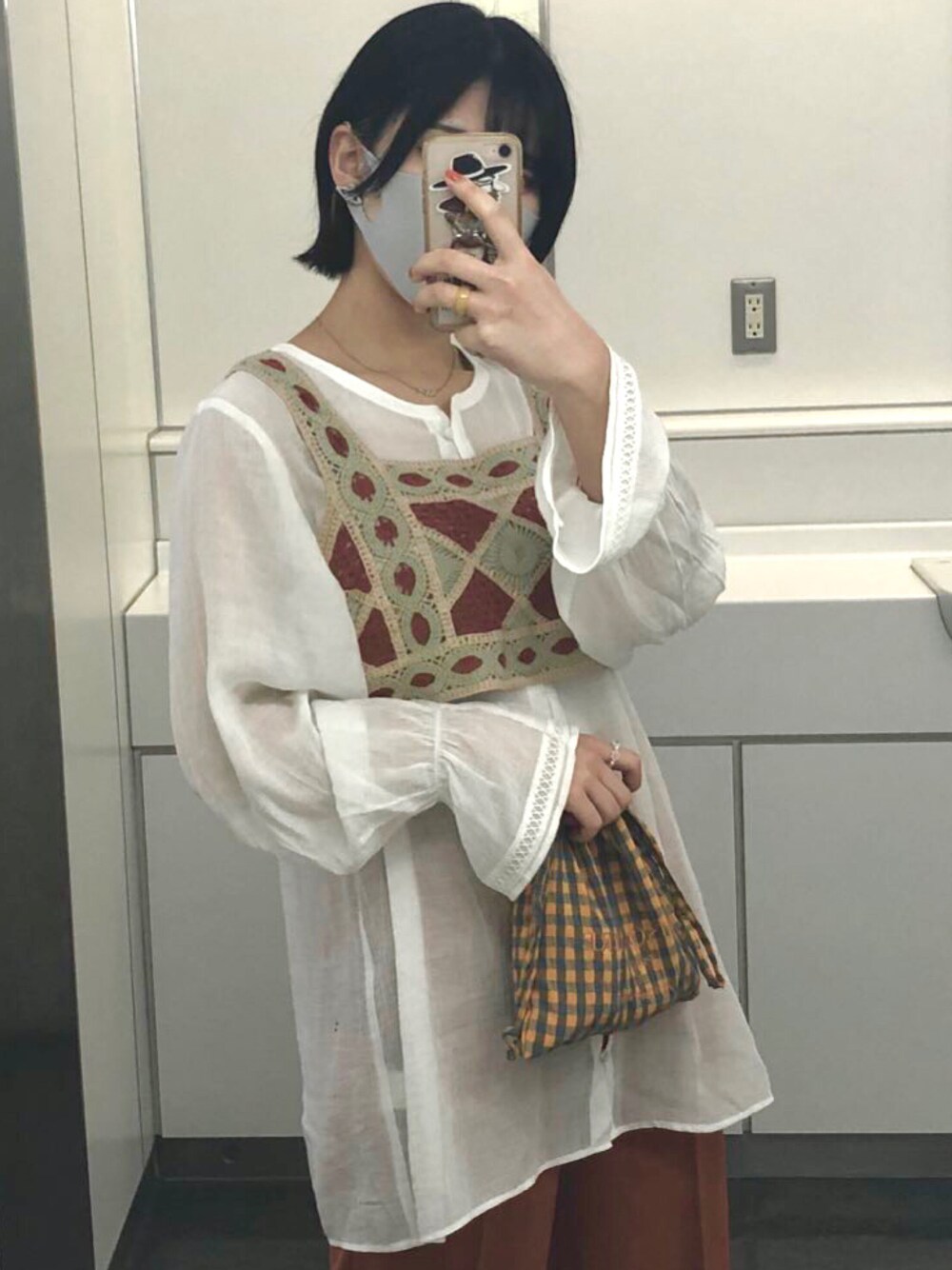 「春コーデ、ビスチェ、Kastane、LOWRYS FARM、GROBAL WORK、Vivienne Westwood、ラクチンコーデ、巾着バッグ、オレンジ、カラーパンツ、ショートヘア、外ハネ、ブラウス、鏡撮り、Lattice」｜「Top of the hillのアイテム（その他トップス、オレンジ系）」を使った、Minaさん（レディース・162cm）の秋コーディネートの1枚目の写真