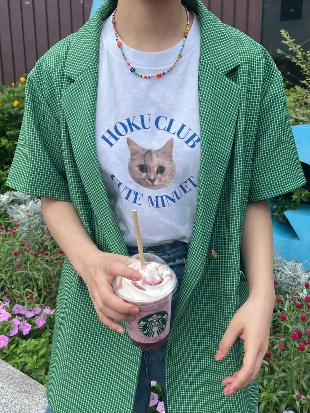 「UTme!、UNIQLO、whoswhogallery、ジャケットスタイル、カジュアルコーデ、オリジナルTシャツ、グリーンコーデ、プリントT、ジャケットコーデ、UNIQLOコーデ、骨格ナチュラル、デニムパンツ、デニムコーデ、夏コーデ、カラフル」｜「UNIQLOのアイテム（Tシャツ/カットソー、ホワイト系）」を使った、Minaさん（レディース・162cm）の夏コーディネートの1枚目の写真