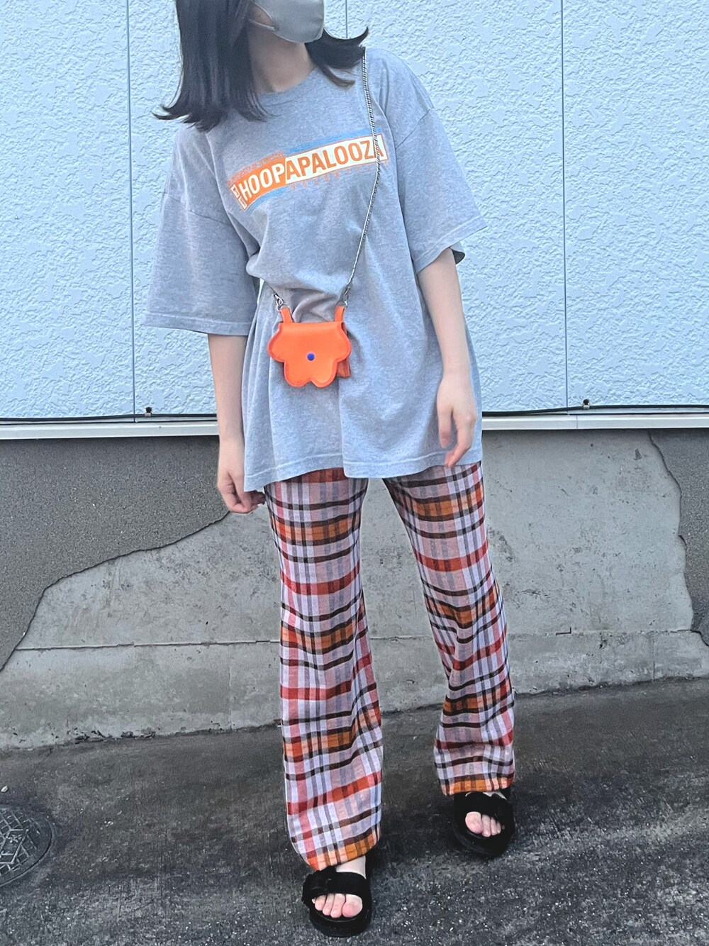 「古着MIX、古着コーデ、オレンジコーデ、夏コーデ、ゆるコーデ、カジュアルコーデ、nori enomoto、adidas、カラーパンツ、チェックパンツ、カラーコーデ、夏だ！Tシャツ着よう！、サンダル、骨格ナチュラル、フェススタイル」｜「nori enomotoのアイテム（ポーチ、オレンジ系）」を使った、Minaさん（レディース・162cm）の夏コーディネートの1枚目の写真