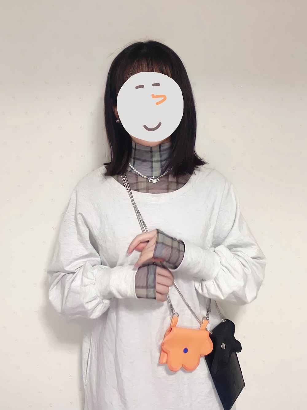 「着回しコーデ、春先取り、ゆるコーデ、スウェットワンピース、グレー、オレンジ、nori enomoto、shein、カジュアルコーデ、差し色、Vivienne Westwood、シアートップス、レイヤードスタイル、重ね着、秋コーデ」｜「Kastaneの【3サイズ展開】カットティアードマキシワンピース（ワンピース、グレー系）」を使った、Minaさん（レディース・162cm）の冬コーディネートの1枚目の写真