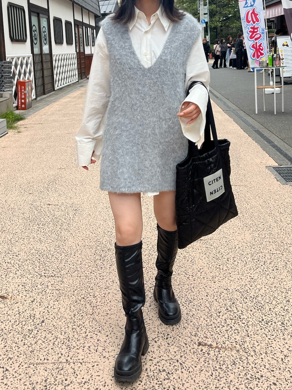 「モノトーンコーデ、モノトーン、ロングブーツ、シャギーニット、シャギーベスト、ベスト×シャツ、シャツスタイル、オトナカジュアル、カジュアルコーデ、秋コーデ、足長効果、シャツワンピ、白黒、骨格ナチュラル、ZOZOTOWN」｜「CITENの＜CITEN＞CITEN パデッド トートバッグ（トートバッグ、ブラック系）」を使った、Minaさん（骨格ナチュラル・レディース・162cm）の冬コーディネートの1枚目の写真