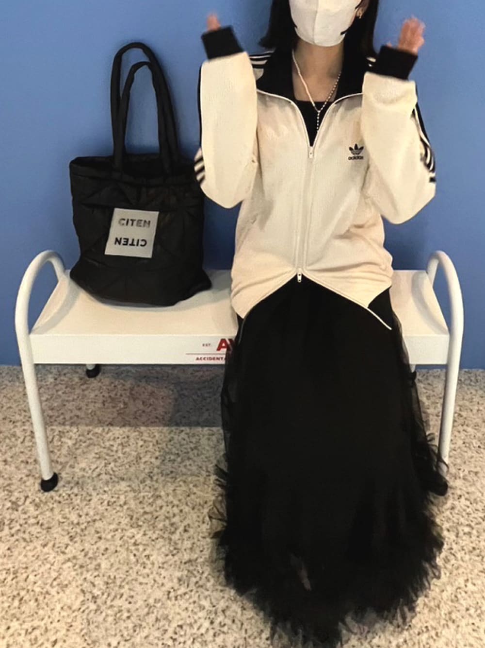 「トラックジャケット、adidas、ジャージ、美術館コーデ、カジュアルコーデ、モードカジュアル、カジュアル、チュールスカート、トートバッグ、モノトーン、レイヤードスタイル、チュール、adidas originals、アクティブ、お散歩コーデ」｜「CITENの＜CITEN＞CITEN パデッド トートバッグ（トートバッグ、ブラック系）」を使った、Minaさん（骨格ナチュラル・レディース・162cm）の春コーディネートの1枚目の写真