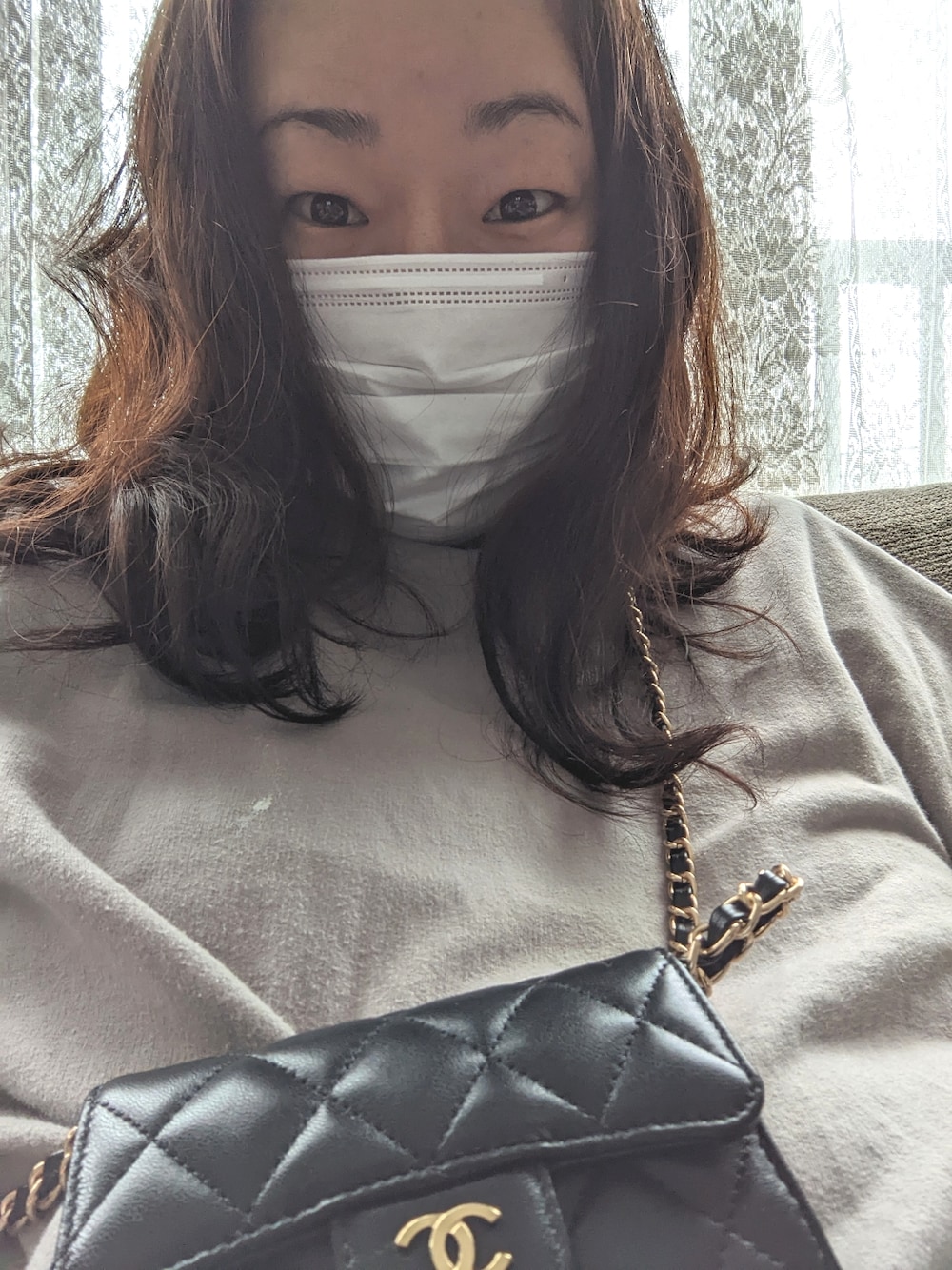 「シャネル、ユーチューブで見てみて！」｜「韓国ファッション #Kのアイテム（Tシャツ/カットソー、グレー系）」を使った、sachii0525さん（レディース・173cm）の春コーディネートの1枚目の写真