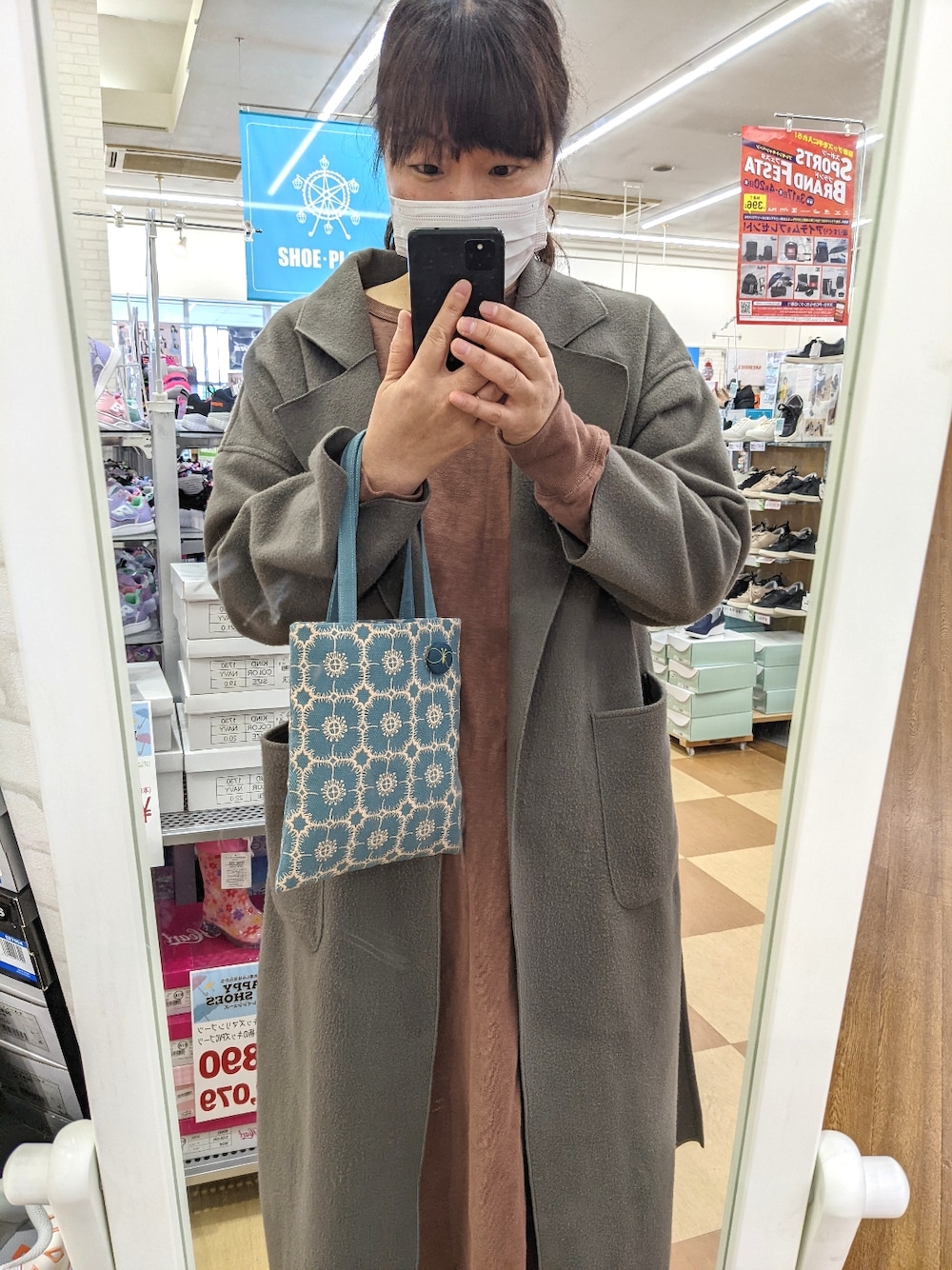 「ミナペルホネン、ハンドメイド、カジュアル」｜「mina perhonenのアイテム（トートバッグ、ブルー系）」を使った、sachii0525さん（レディース・173cm）の春コーディネートの1枚目の写真