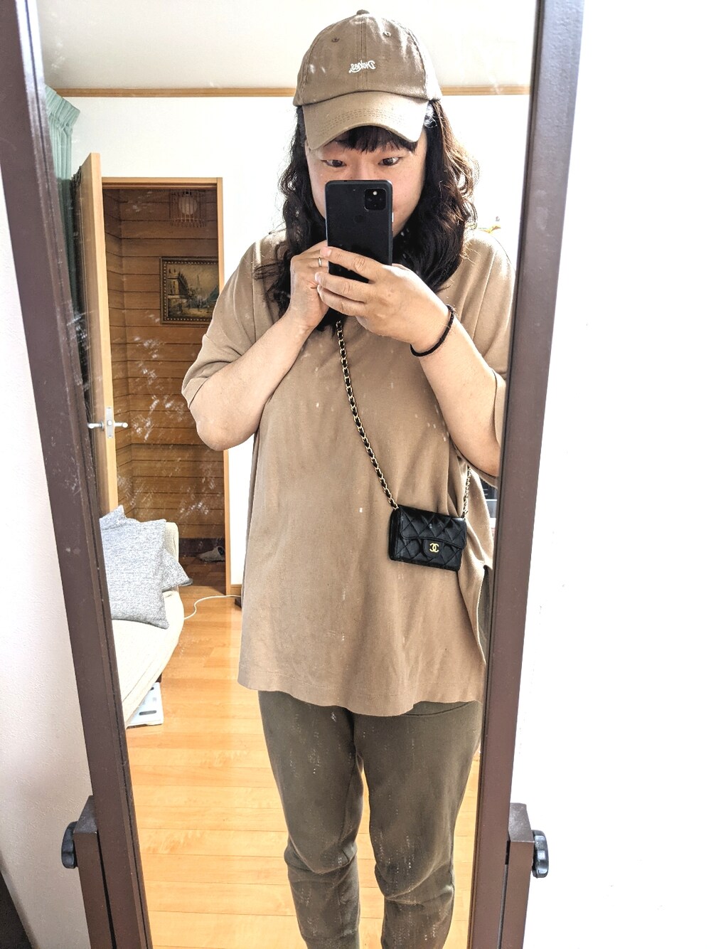 「おはようございます、ベージュコーデ、シャネル」｜「UNIQLOのアイテム（Tシャツ/カットソー、ベージュ系）」を使った、sachii0525さん（レディース・173cm）の春コーディネートの1枚目の写真