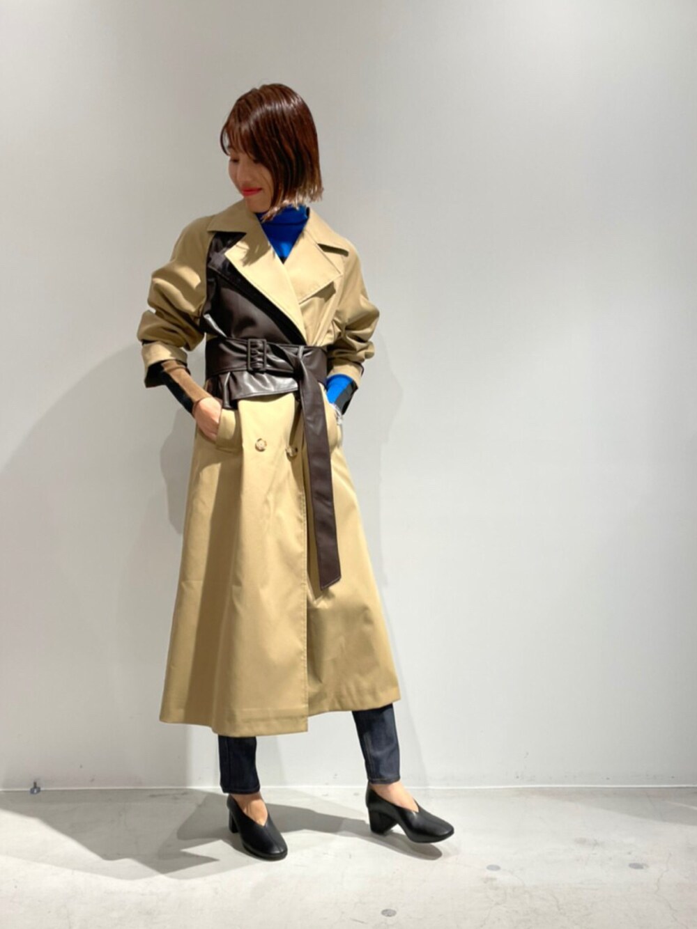 「アウター、レイヤードスタイル、秋色、デニムパンツ、キレイめ、大人女子、シンプルコーデ、秋カラー、レザーコーデ、トレンチコート×デニム」｜「LOVELESSのレザーレイヤー オーバーコート（トレンチコート、ベージュ系）」を使った、KONO_MIさん（レディース・168cm）の秋コーディネートの1枚目の写真