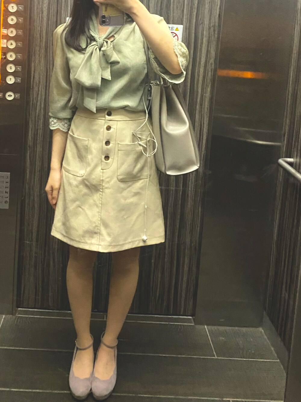「休日スタイル、春夏コーデ、おしゃれさんと繋がりたい、スカートコーデ、大人ガーリー、きれいめコーディネート、おやすみコーデ」｜「MAJESTIC LEGONのステッチミニスカート（スカート、ベージュ系）」を使った、miiさん（レディース・157cm）の夏コーディネートの1枚目の写真