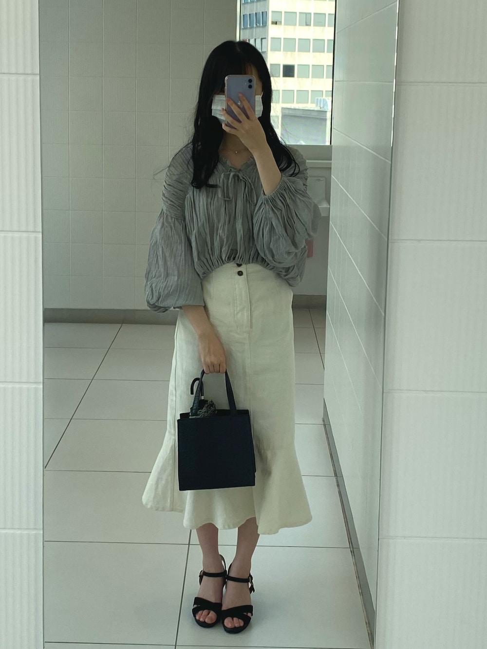 「秋のコーデ、休日スタイル、秋服、シンプル、秋服準備はじめました、ミニバッグ、ハイウエスト」｜「one after another NICE CLAUPのマーメイドデニムスカート（デニムスカート、ホワイト系）」を使った、miiさん（レディース・157cm）の秋コーディネートの1枚目の写真