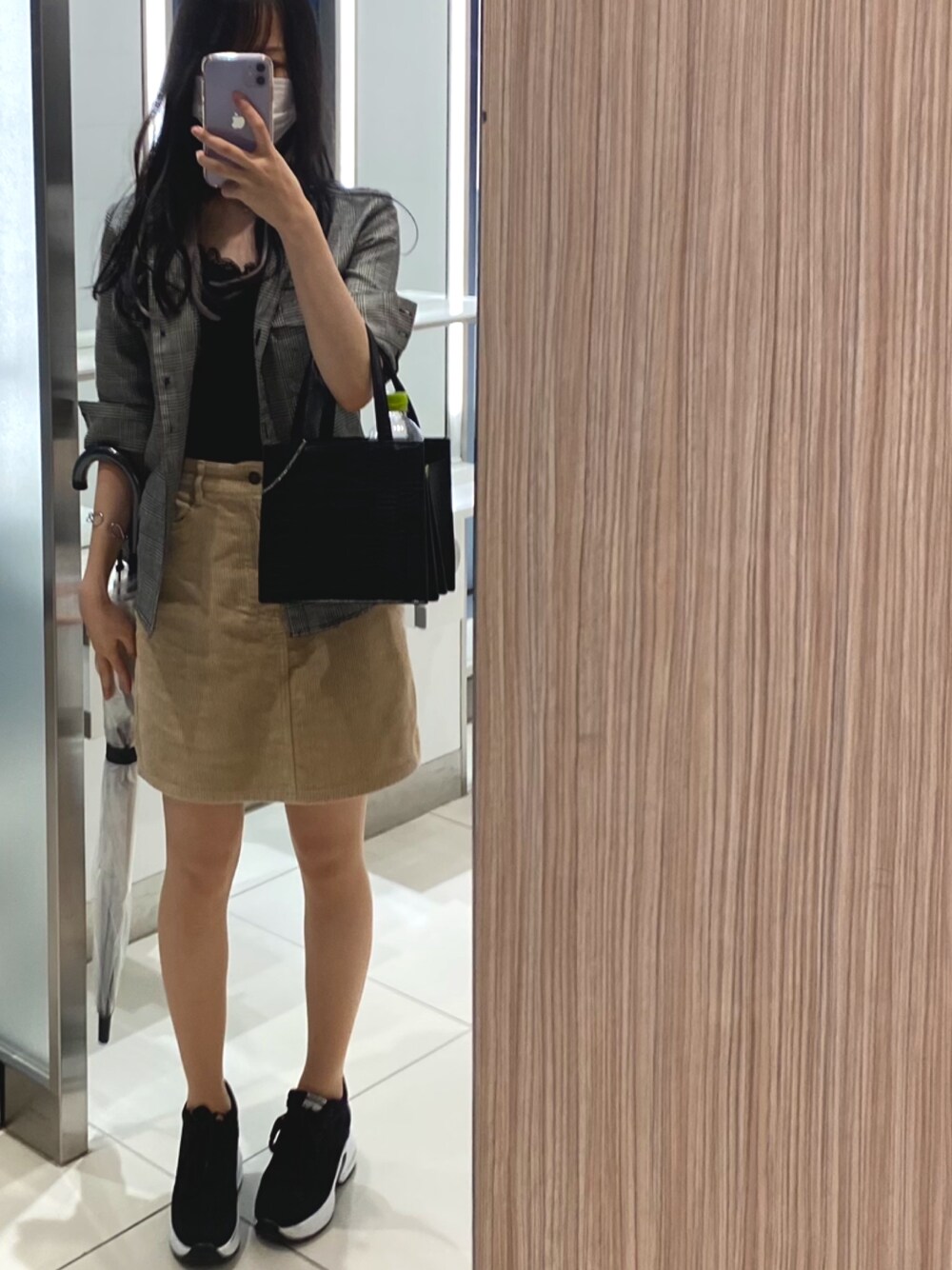 「秋のコーデ、休日スタイル、秋服、シンプル、秋服準備はじめました、プチプラ、スカート、厚底スニーカー、ミニスカート、ストリート」｜「INGNIのコーデュロイ台形／スカート（スカート、ベージュ系）」を使った、miiさん（レディース・157cm）の秋コーディネートの1枚目の写真