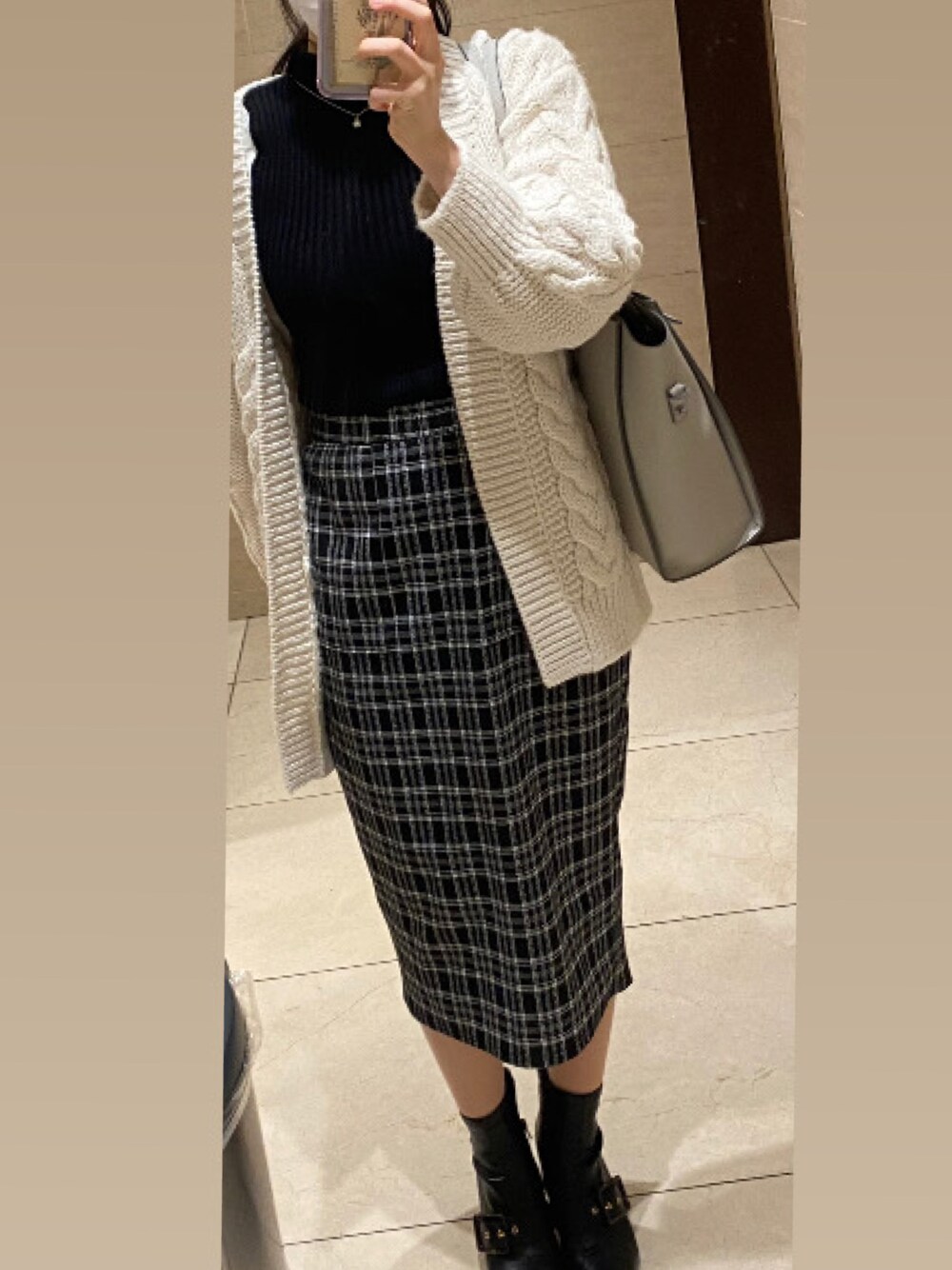 「秋コーデ、大人カジュアル、今日のコーデ、おしゃれさんと繋がりたい、シンプル、オフィススタイル、カーディガン、タイトスカート、秋服準備はじめました、ブーツ、ニット」｜「RESEXXYのポンチスカート（スカート、その他）」を使った、miiさん（レディース・157cm）の秋コーディネートの1枚目の写真