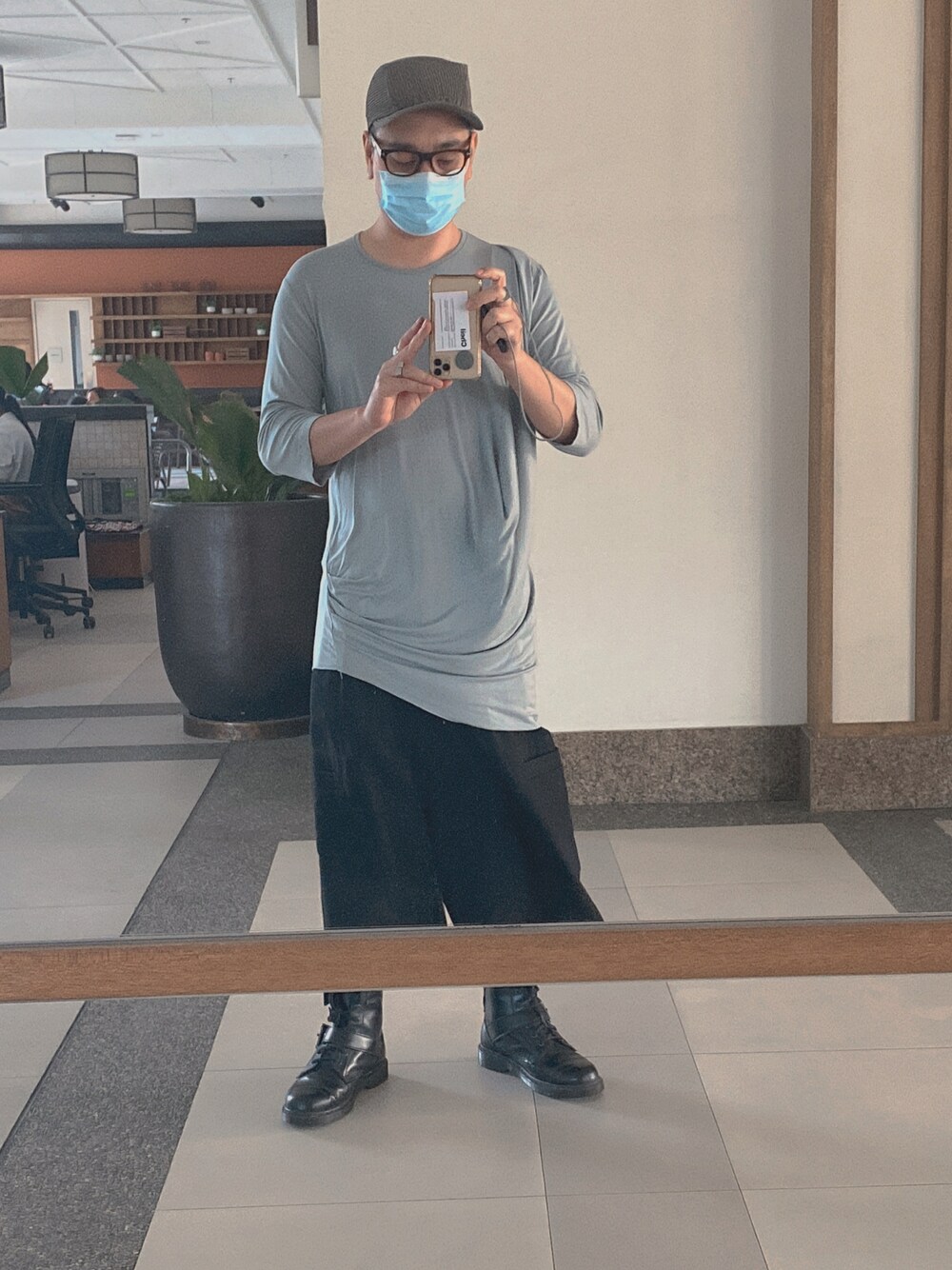 「ZARAのアイテム（シャツ/ブラウス、ブルー系）」を使った、Jason Julianさん（メンズ・178cm）の春コーディネートの1枚目の写真