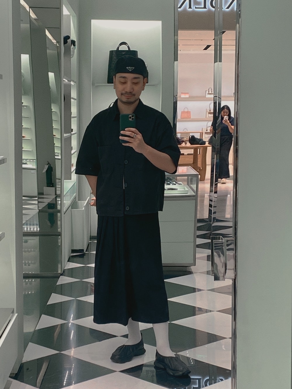 「PRADAのアイテム（キャップ、ブラック系）」を使った、Jason Julianさん（メンズ・178cm）の冬コーディネートの1枚目の写真