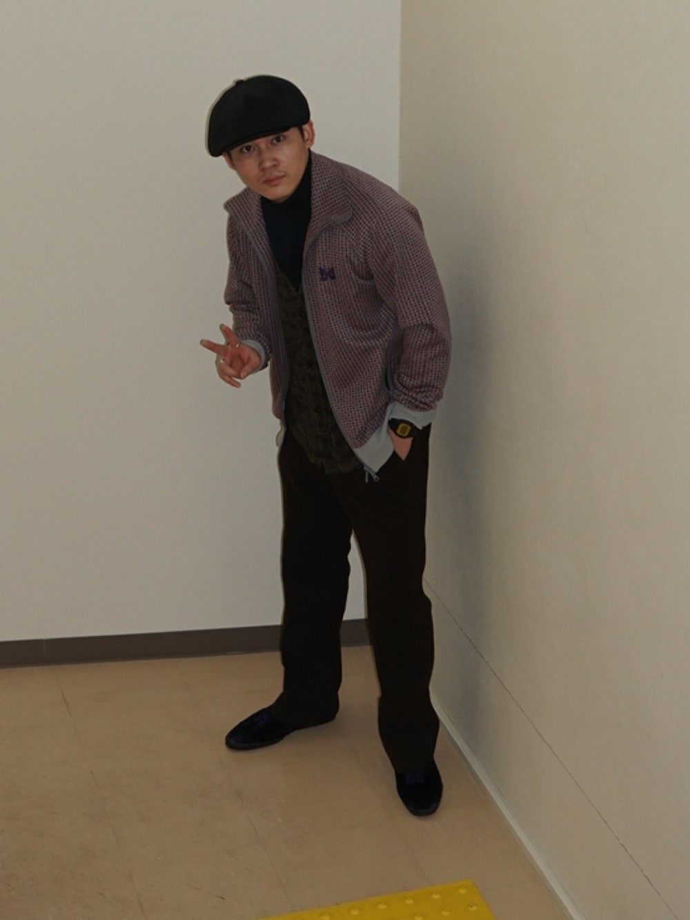 ピンク系のジャケット/アウター、ブラウン系のスラックス、パープル系のドレスシューズを着用したメンズの春コーディネートの1枚目の写真