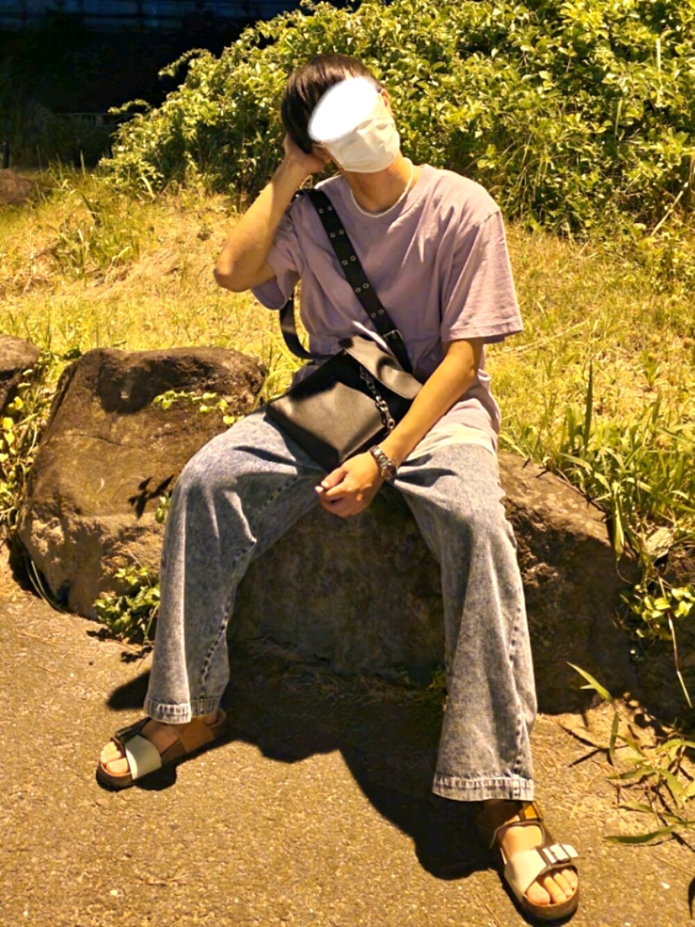 ピンク系のTシャツ/カットソー、ブラック系のショルダーバッグ、ブルー系のパンツを着用したメンズの夏コーディネートの1枚目の写真