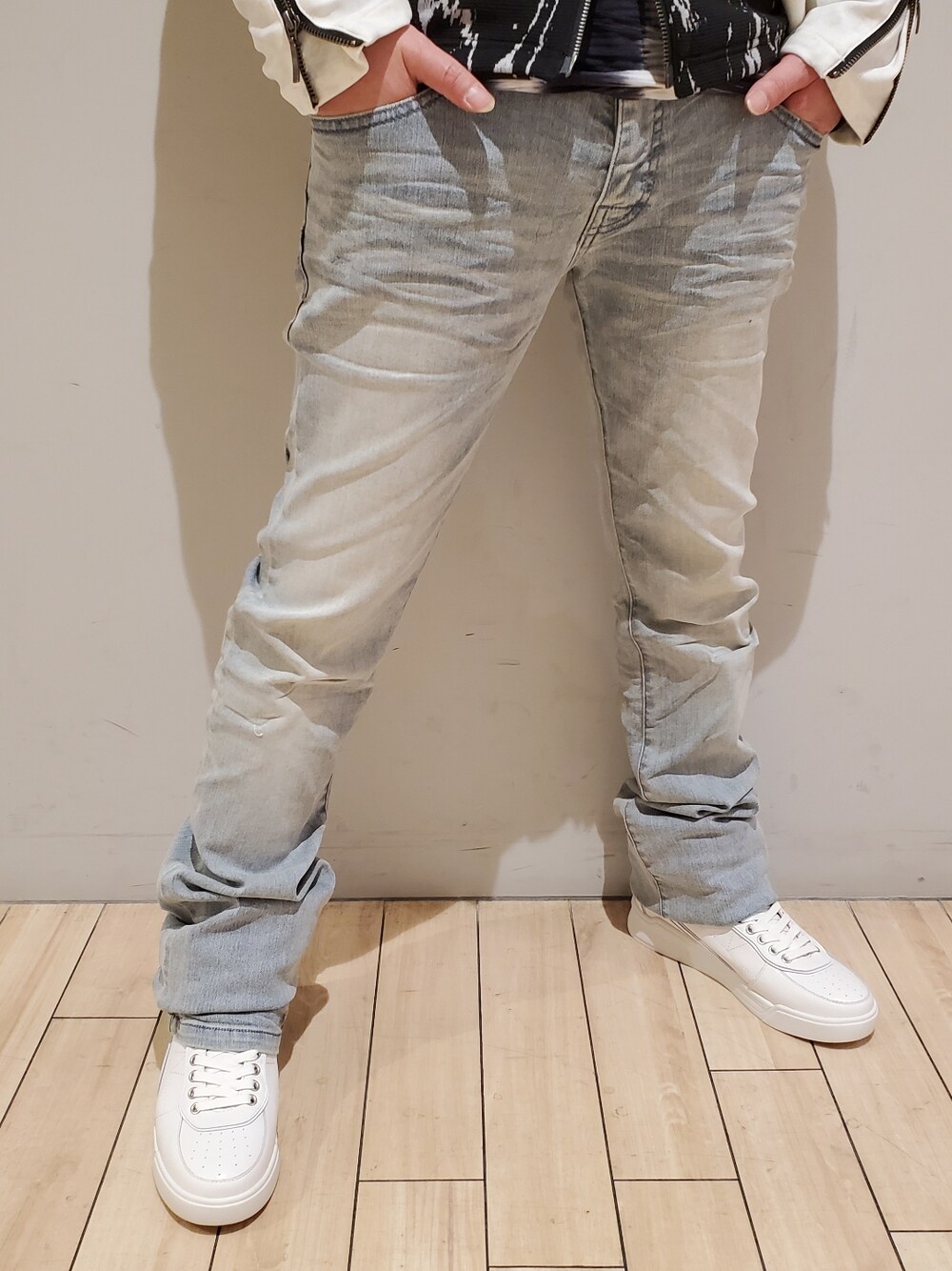 「トルネードマート(TORNADO MART)、広島パルコ、メンズ、春コーデ、レイヤードスタイル、デニムコーデ、パーカー、リラックス、いいね、save、フォローお願いします🤑」｜「TORNADO MARTのTORNADO MART∴ＨＴムラプリントダブルライダース（ブルゾン、ホワイト系）」を使った、TORNADOMART HIROSHIMAさん（メンズ・162cm）の冬コーディネートの4枚目の写真