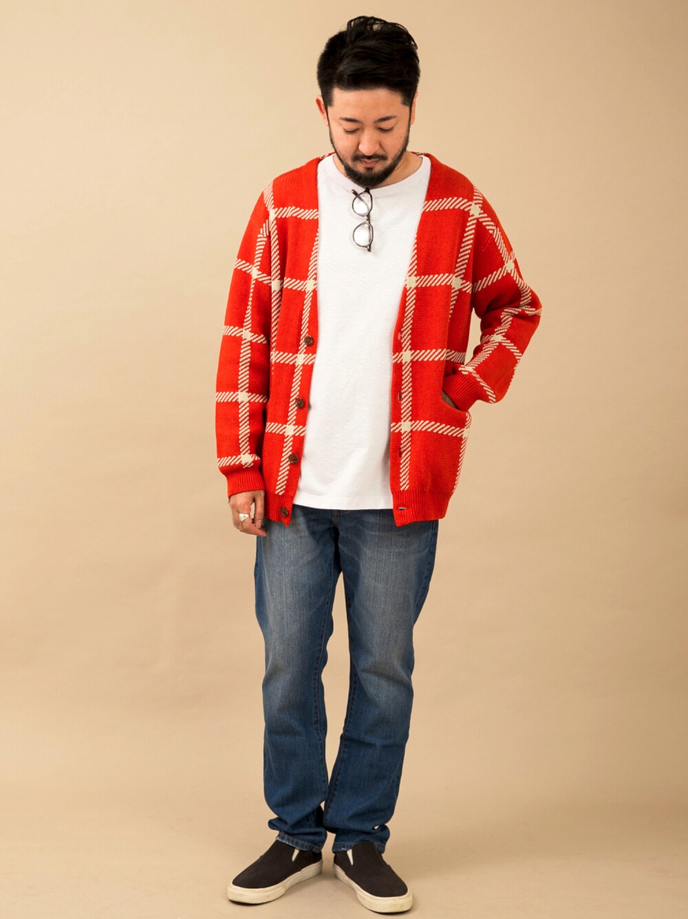 「チェック、カーディガン、デニム、VANS、休日スタイル、黒パンツ、ゆるコーデ、オトナカジュアル、秋コーデ、秋服準備はじめました、チェック柄に恋してる」｜「URBAN RESEARCH Sonny Labelのチェックジャガードカーディガン（カーディガン/ボレロ、レッド系）」を使った、kenichi hiragaさん（メンズ・174cm）の秋コーディネートの1枚目の写真