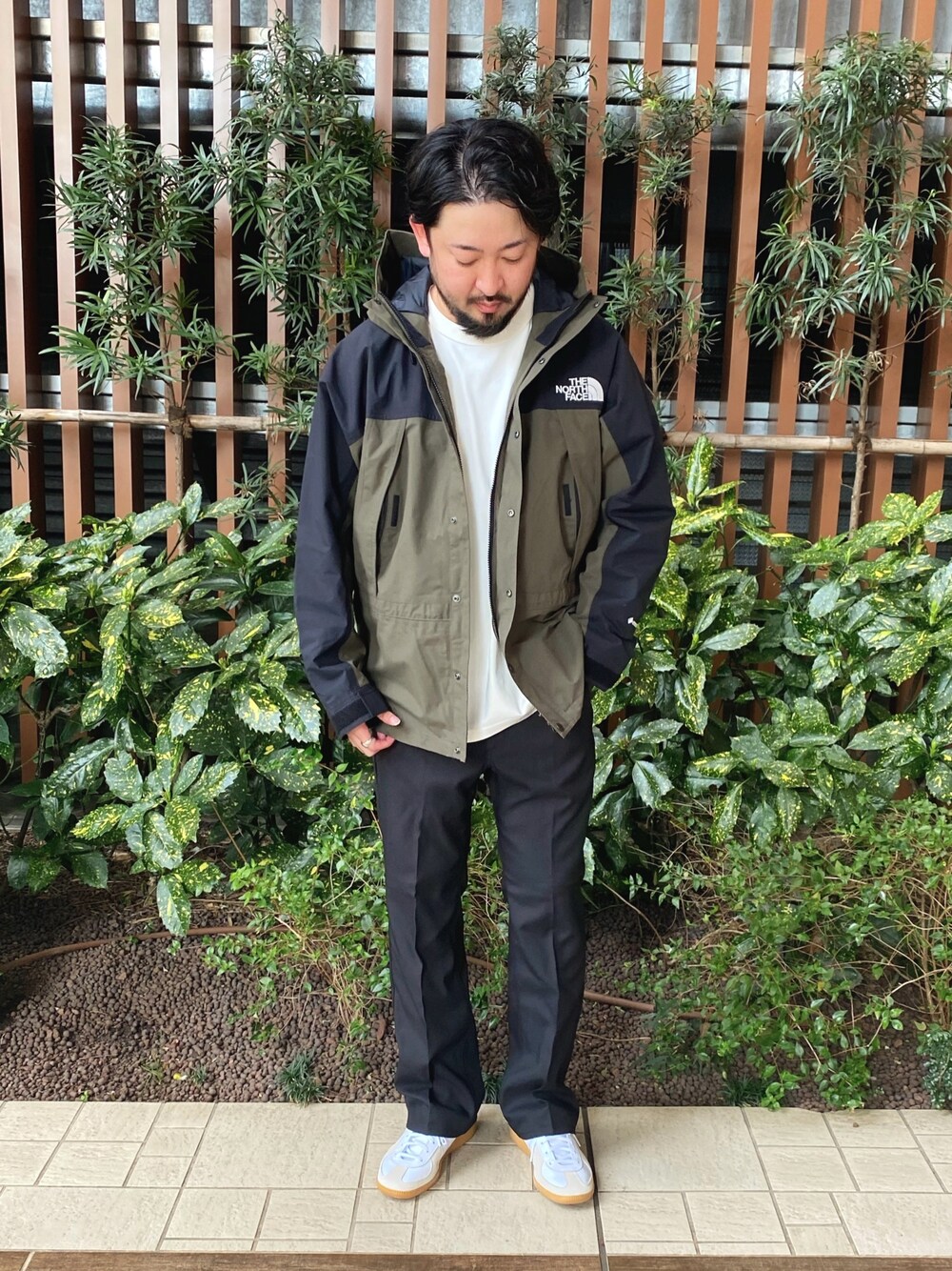 「白スニーカー、春服コーデ、シンプルスタイル、オトナカジュアル、フレアパンツ、マウンテンパーカー、THE NORTH FACE、Sonny　Label、サニーレーベル」｜「THE NORTH FACEのTHE NORTH FACE　Mountain Light Jacket（ナイロンジャケット、グリーン系）」を使った、kenichi hiragaさん（メンズ・175cm）の春コーディネートの1枚目の写真