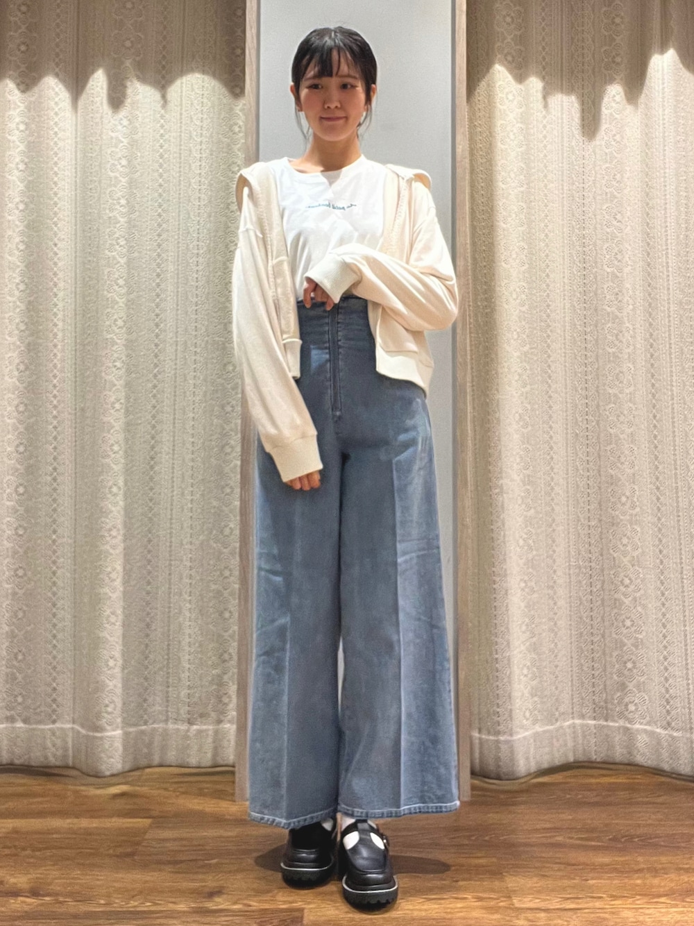 「秋服まるっと大公開、休日スタイル、秋コーデ、シンプルスタイル、高身長女子、デニム、カジュアル、パーカー、ハイウエスト、カジュアルコーデ、大学生、earth music&ecology、いいね、save、フォローお願いします🤑」｜「earth music&ecologyのORientalTRaffic Tストラップシューズ（シューズ、ブラック系）」を使った、あずさん（レディース・163cm）の秋コーディネートの1枚目の写真