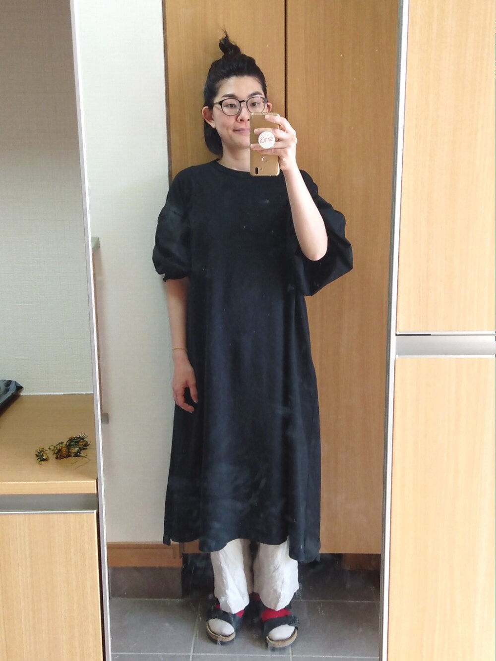 ブラック系のワンピース/ドレス、ブラック系のサンダル、ベージュ系のパンツを着用したレディースの春コーディネートの1枚目の写真