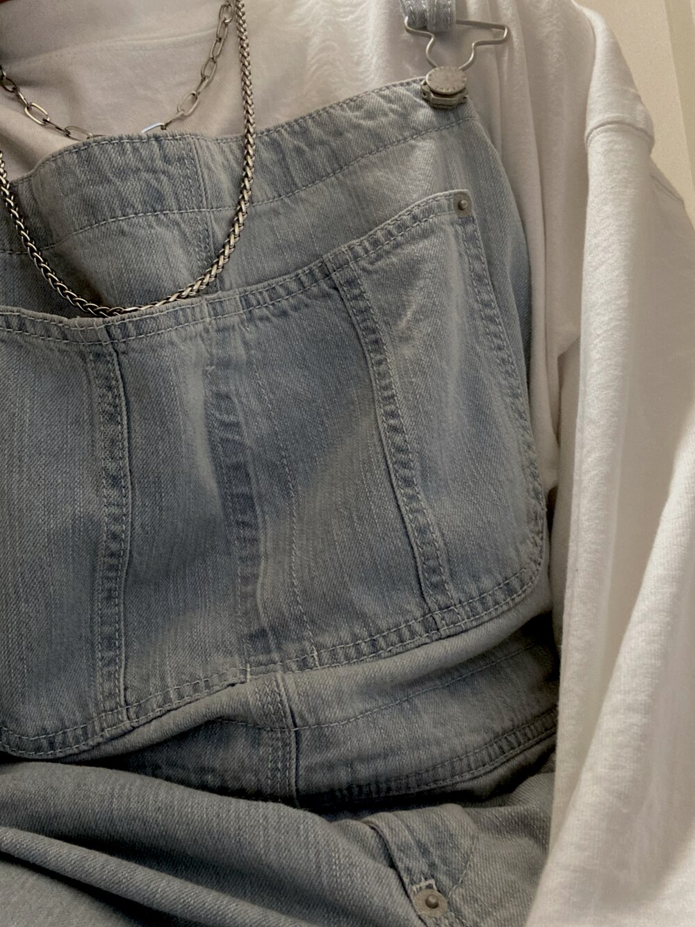 「オーバーオール、スケータースタイル、ストリート」｜「PerushuのOPEN限定　スケボープリントロンT×トートバッグセット（Tシャツ/カットソー、ホワイト系）」を使った、コ🐶さん（レディース・154cm）の秋コーディネートの1枚目の写真