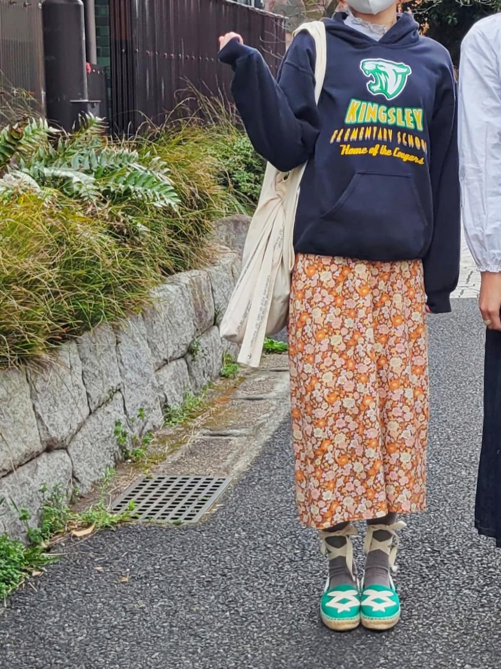 「パーカー、フード、古着ワンピ、ワンピース、バレエシューズ、バレエシューズ×ソックス、トートバッグ、花柄ワンピース、レイヤードスタイル、古着、古着女子、古着好きな人と繋がりたい、古着MIX、楽チンコーデ、休日スタイル」｜「古着のアイテム（パーカー、ブルー系）」を使った、mmminooooさん（レディース・160cm）の春コーディネートの1枚目の写真