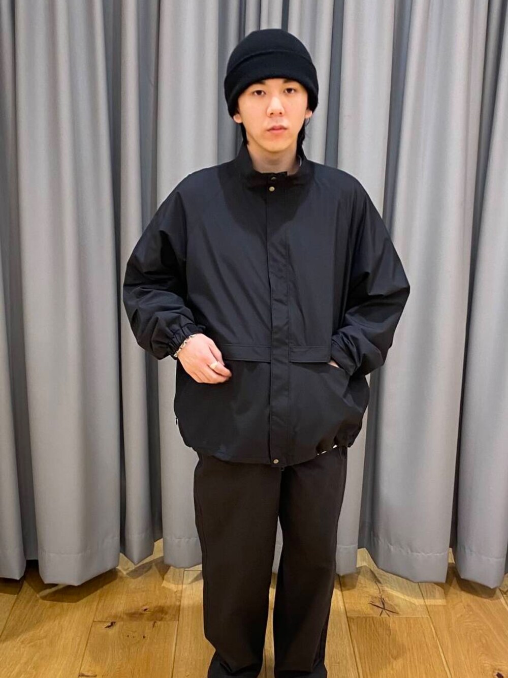 ブラック系のその他パンツ、ブラック系のブルゾンを着用したメンズの冬コーディネートの1枚目の写真