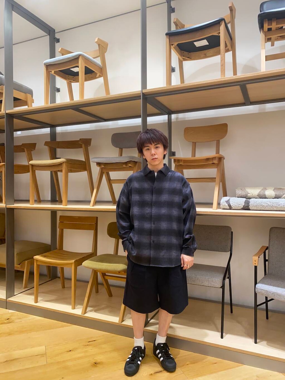 グレー系のシャツ/ブラウス、ブルー系のその他パンツを着用したメンズの夏コーディネートの1枚目の写真