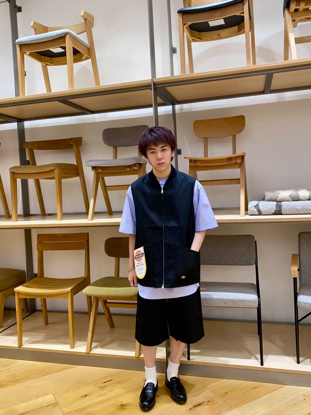 ブルー系のシャツ/ブラウス、ブラック系のその他パンツ、ブラック系のベストを着用したメンズの夏コーディネートの1枚目の写真