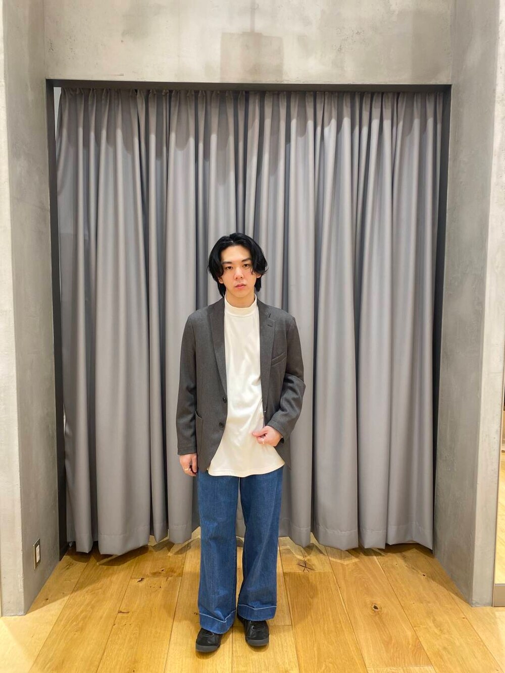 グレー系のその他アウター、ホワイト系のTシャツ/カットソーを着用したメンズの冬コーディネートの1枚目の写真