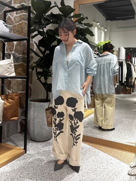 「Jena espace merveilleux（ジェナ　エスパスメルヴェイユ）の【程よい抜け感】シアーデニムシャツ（シャツ/ブラウス、ブルー系）」を使った、KAEDEさん（レディース・158cm）の春コーディネート