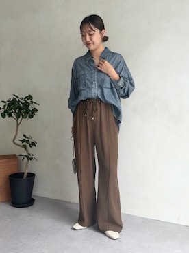 「Jena espace merveilleux(ジェナ エスパスメルヴェイユ)の【待望のサイズ展開!シリーズ累計販売枚数1万枚突破!】テンセルデニムシャツ(シャツ/ブラウス、ブルー系)」を使った、KAEDEさん(レディース・158cm)の秋コーディネート