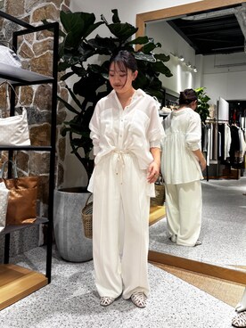 「Jena espace merveilleux（ジェナ　エスパスメルヴェイユ）の【WEB限定カラー/リバイバル】バックシャーリングシャツ（シャツ/ブラウス、ホワイト系）」を使った、KAEDEさん（レディース・158cm）の春コーディネート