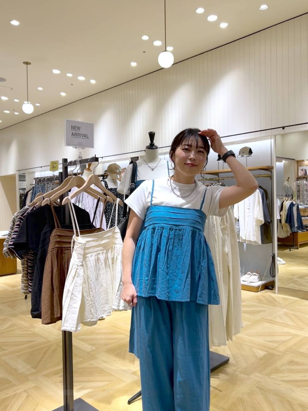 「カジュアル、体型カバー、着痩せ・細見え、ママコーデ、着痩せ、LOWRYS FARM、パンツ、シンプルコーデ、カジュアルコーデ、セットアップ、ノルマンディリネン」｜「LOWRYS FARMのフライスチビＴシャツＳＳ 111954（Tシャツ/カットソー、ホワイト系）」を使った、おとも.さん（レディース・155cm）の春コーディネートの1枚目の写真