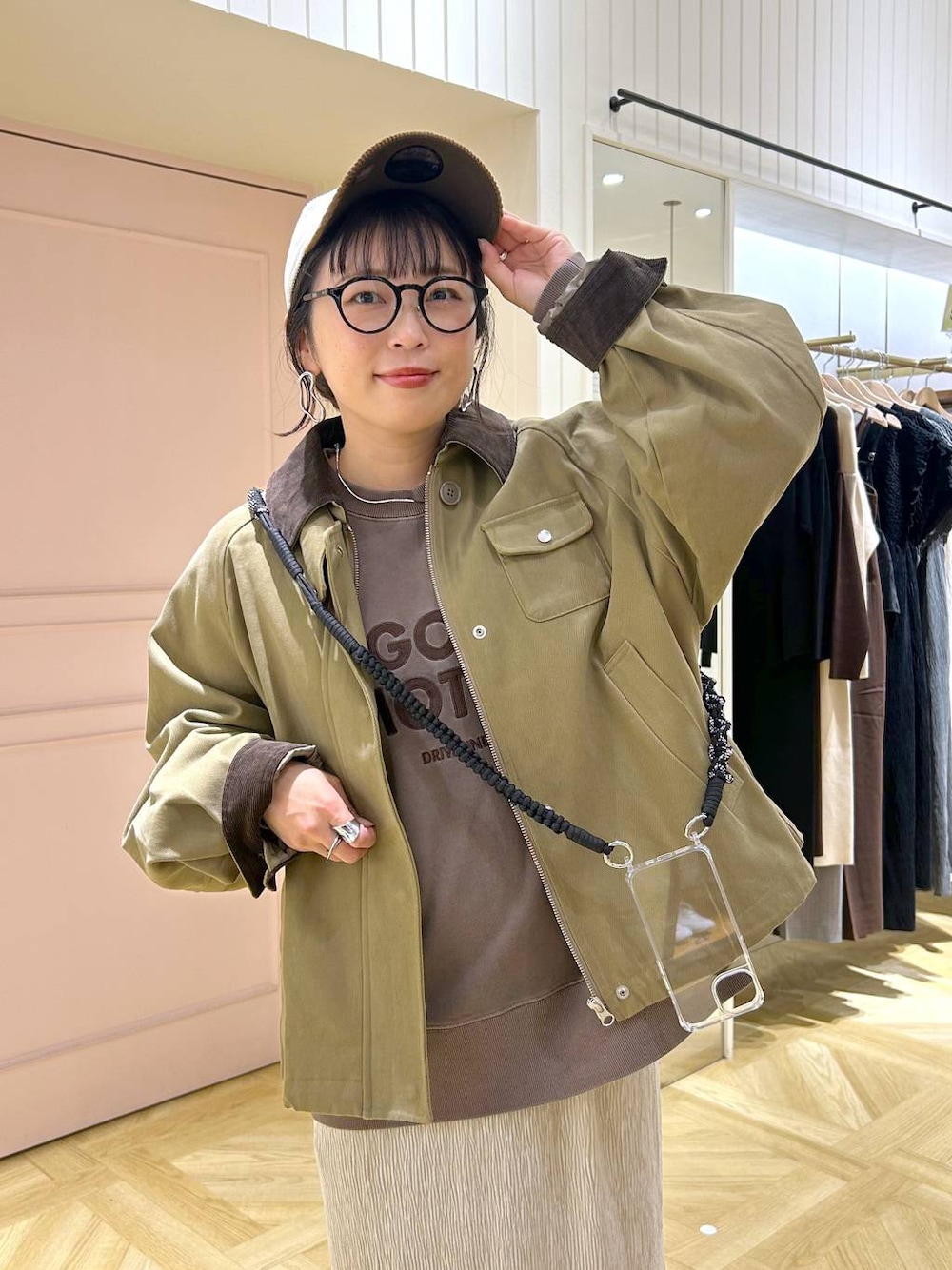 ブラック系のブーツ、ブラウン系のスウェット、ブラウン系のその他アウターを着用したレディースの秋コーディネートの1枚目の写真