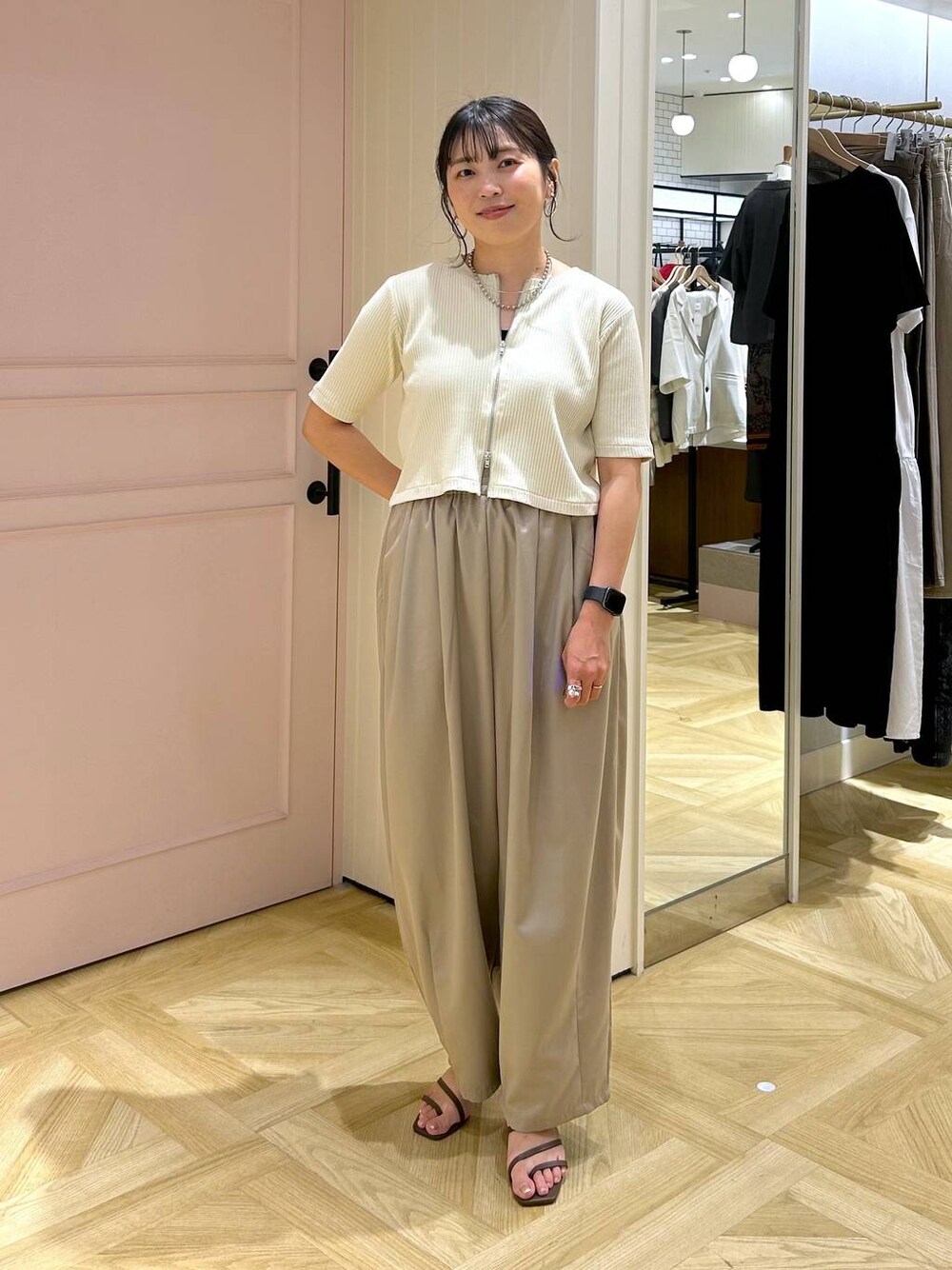 「カジュアル、体型カバー、着痩せ・細見え、ママコーデ、着痩せ、LOWRYS FARM、サンダル、パンツ、シンプルコーデ、カジュアルコーデ、カーディガン」｜「LOWRYS FARMのラインヒールサンダル　 323356（サンダル、ブラック系）」を使った、おとも.さん（レディース・155cm）の夏コーディネートの1枚目の写真