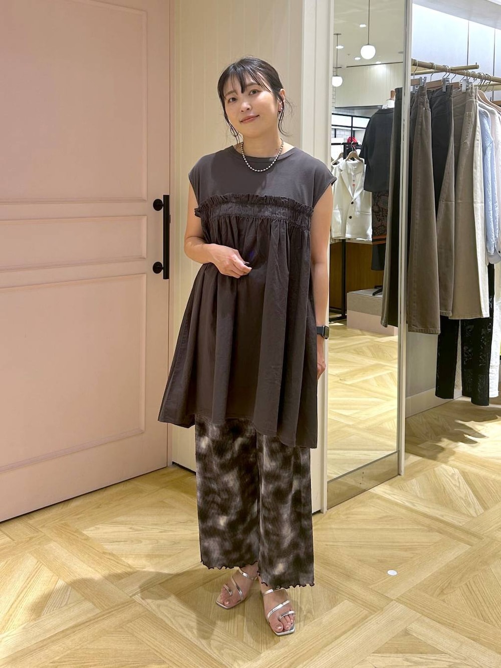 「カジュアル、体型カバー、着痩せ・細見え、ママコーデ、着痩せ、LOWRYS FARM、サンダル、パンツ、シンプルコーデ、カジュアルコーデ」｜「LOWRYS FARMのラインヒールサンダル　 323356（サンダル、シルバー系）」を使った、おとも.さん（レディース・155cm）の夏コーディネートの1枚目の写真