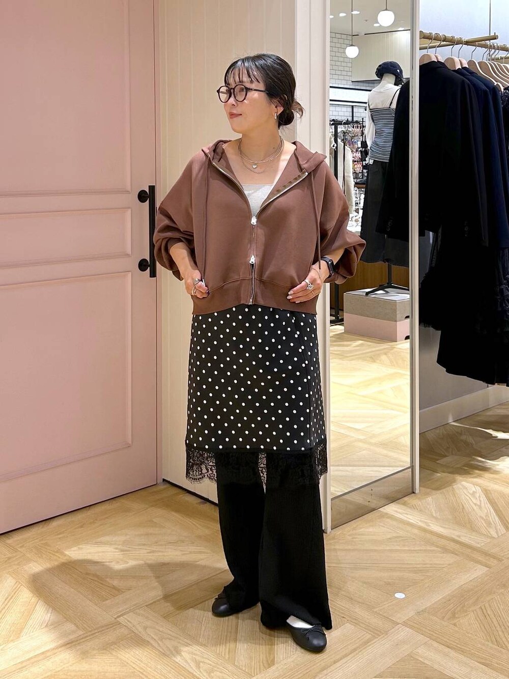 ブラック系のバレエシューズ、シルバー系のタンクトップ、ブラック系のその他パンツを着用したレディースの秋コーディネートの1枚目の写真