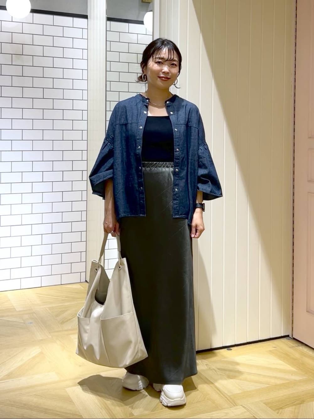 「カジュアルコーデ、シャツ、スニーカー、バッグ、カジュアル、体型カバー、着痩せ・細見え、ママコーデ、着痩せ、LOWRYS FARM、スカート、シンプルコーデ」｜「LOWRYS FARMのステンレスフープチョーカー 127295（チョーカー、シルバー系）」を使った、おとも.さん（レディース・155cm）の春コーディネートの1枚目の写真