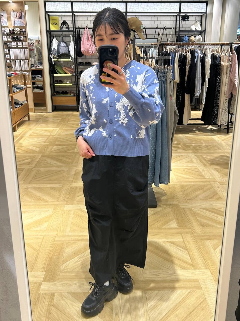 「カジュアル、体型カバー、着痩せ・細見え、ママコーデ、着痩せ、ニット、LOWRYS FARM、パンツ、スカート、アウター、シンプルコーデ、カジュアルコーデ」｜「LOWRYS FARMのステンレスフープチョーカー 127295（チョーカー、シルバー系）」を使った、おとも.さん（レディース・155cm）の春コーディネートの1枚目の写真