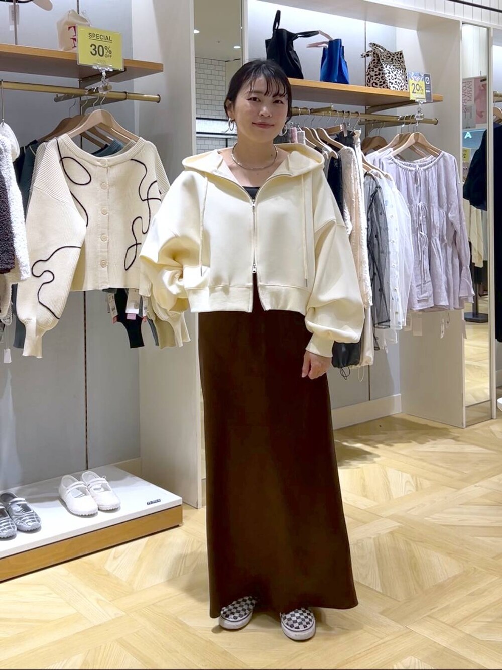 「カジュアル、体型カバー、着痩せ・細見え、ママコーデ、着痩せ、LOWRYS FARM、スカート、シンプルコーデ、カジュアルコーデ、パーカー」｜「LOWRYS FARMのスタイルＵＰクロスカップキャミ　100757（Tシャツ/カットソー、ブラック系）」を使った、おとも.さん（レディース・155cm）の春コーディネートの1枚目の写真