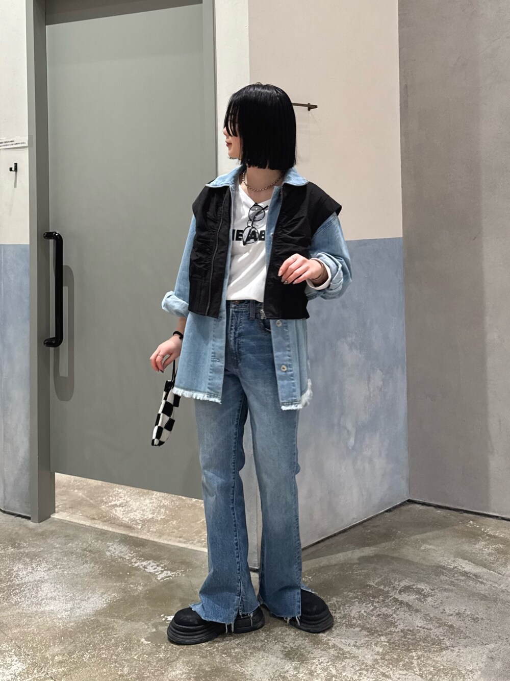 「ロンT、デニム、デニムパンツ、デニムジャケット、デニムコーデ、デニムシャツ、ロゴT、ロゴTシャツ、デニムオンデニム、ベスト、親子、親子コーデ、親子でおそろい、親子リンク、リンクコーデ」｜「CIAOPANIC TYPYのシャーリングクロップドMA-1ベスト（ベスト、ブラック系）」を使った、くるみさん（レディース・158cm）の春コーディネートの1枚目の写真
