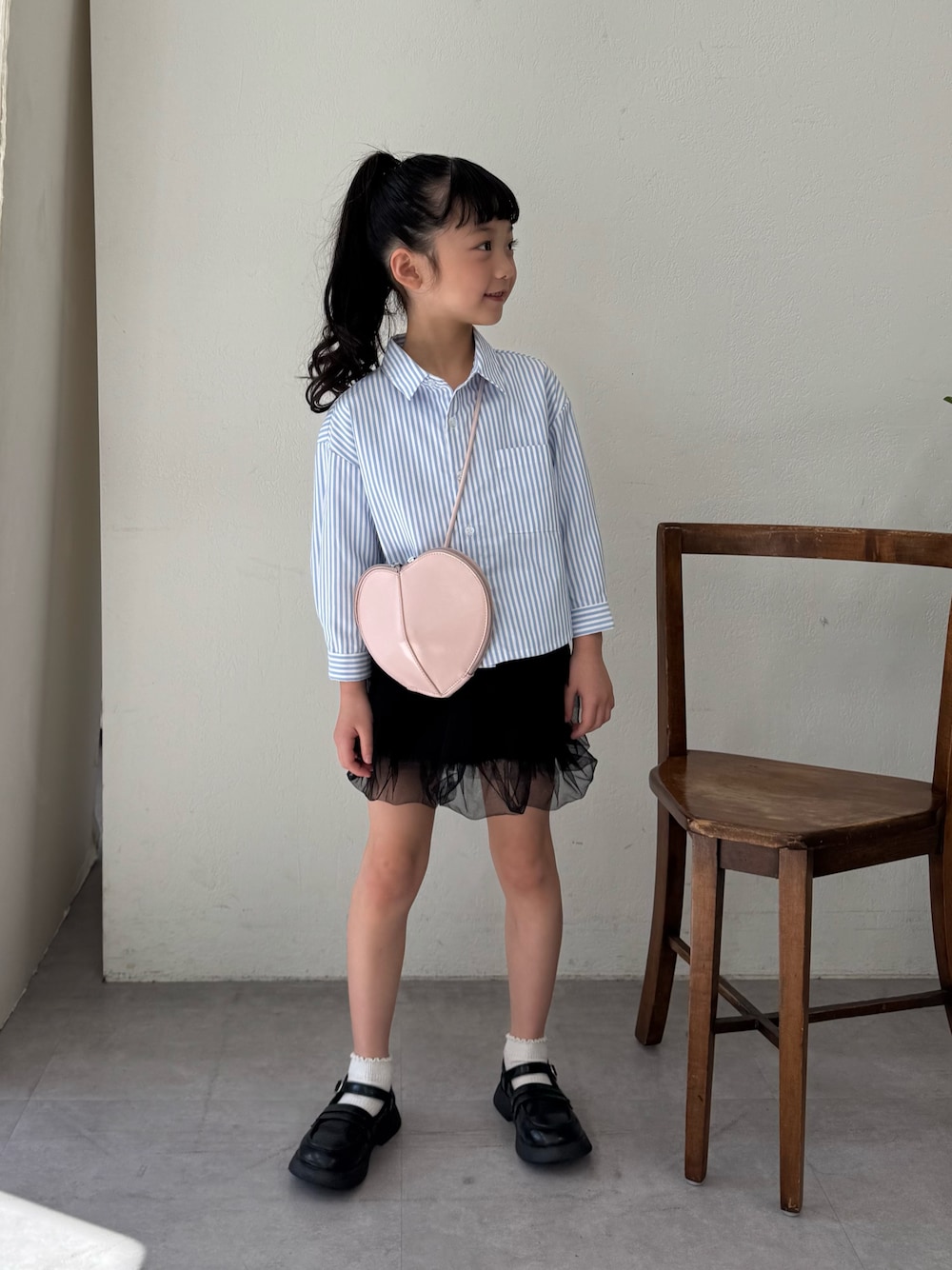 「ショルダーバッグ、ストライプシャツ、お出かけコーデ、春、春ファッション、シンプルスタイル、夏、ブルー、ストライプ、スカート、スカートコーデ、スカートスタイル、お揃い、お揃いコーデ、お揃いコーディネート」｜「CIAOPANIC TYPYの【KIDS】バックロゴアソートストライプ柄シャツ（シャツ/ブラウス、ブルー系）」を使った、くるみさん（キッズ・122cm）の春コーディネートの1枚目の写真