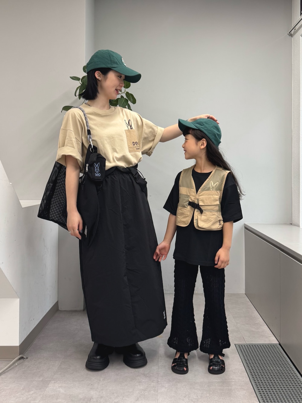 「キャンプ、キャンプスタイル、アウトドアスタイル、アウトドア、アウトドアコーデ、親子、親子コーデ、親子でおそろい、親子リンク、リンクコーデ、おそろいコーデ、夏、夏コーデ、夏服」｜「DODの【DOD別注】ナツカシノキャップ/レディース、メンズ（キャップ、グリーン系）」を使った、くるみさん（レディース・158cm）の夏コーディネートの1枚目の写真