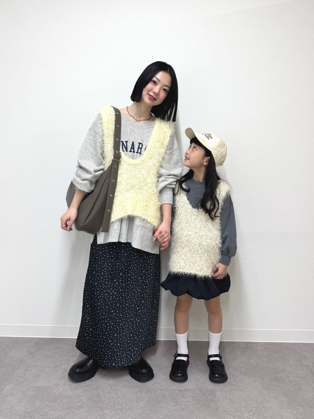 「親子、親子コーデ、親子リンク、お揃い、リンクコーデ、ベスト、ベストコーデ、スウェットコーデ、スウェット、春コーデ、春、春夏コーデ、キッズコーデ、キッズ、キッズファッション」｜「CIAOPANIC TYPYの【待望の新色登場！】サテンスカート（スカート、ブラック系）」を使った、くるみさん（レディース・158cm）の春コーディネートの1枚目の写真