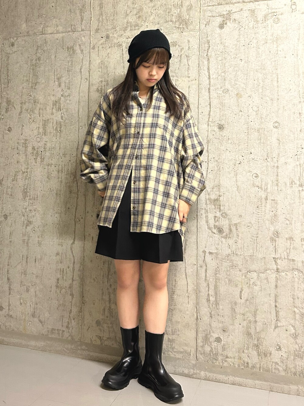 イエロー系のシャツ/ブラウス、ブラック系のその他パンツ、ブラック系のブーツを着用したレディースの秋コーディネートの1枚目の写真