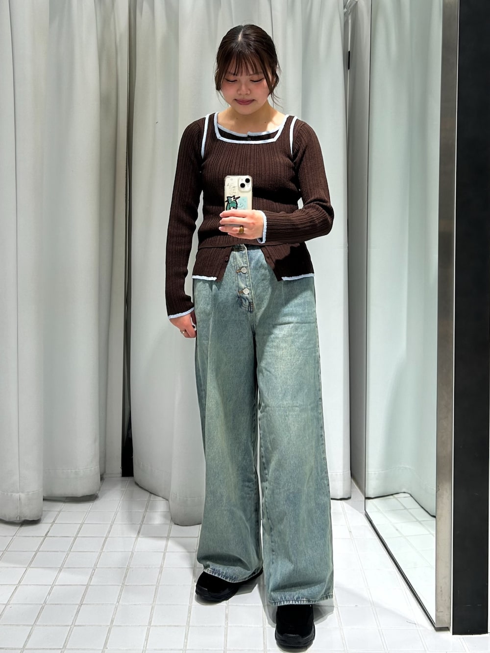 ブラウン系のニット/セーター、ブルー系のデニムパンツ、ブラック系のその他シューズを着用したレディースの冬コーディネートの1枚目の写真