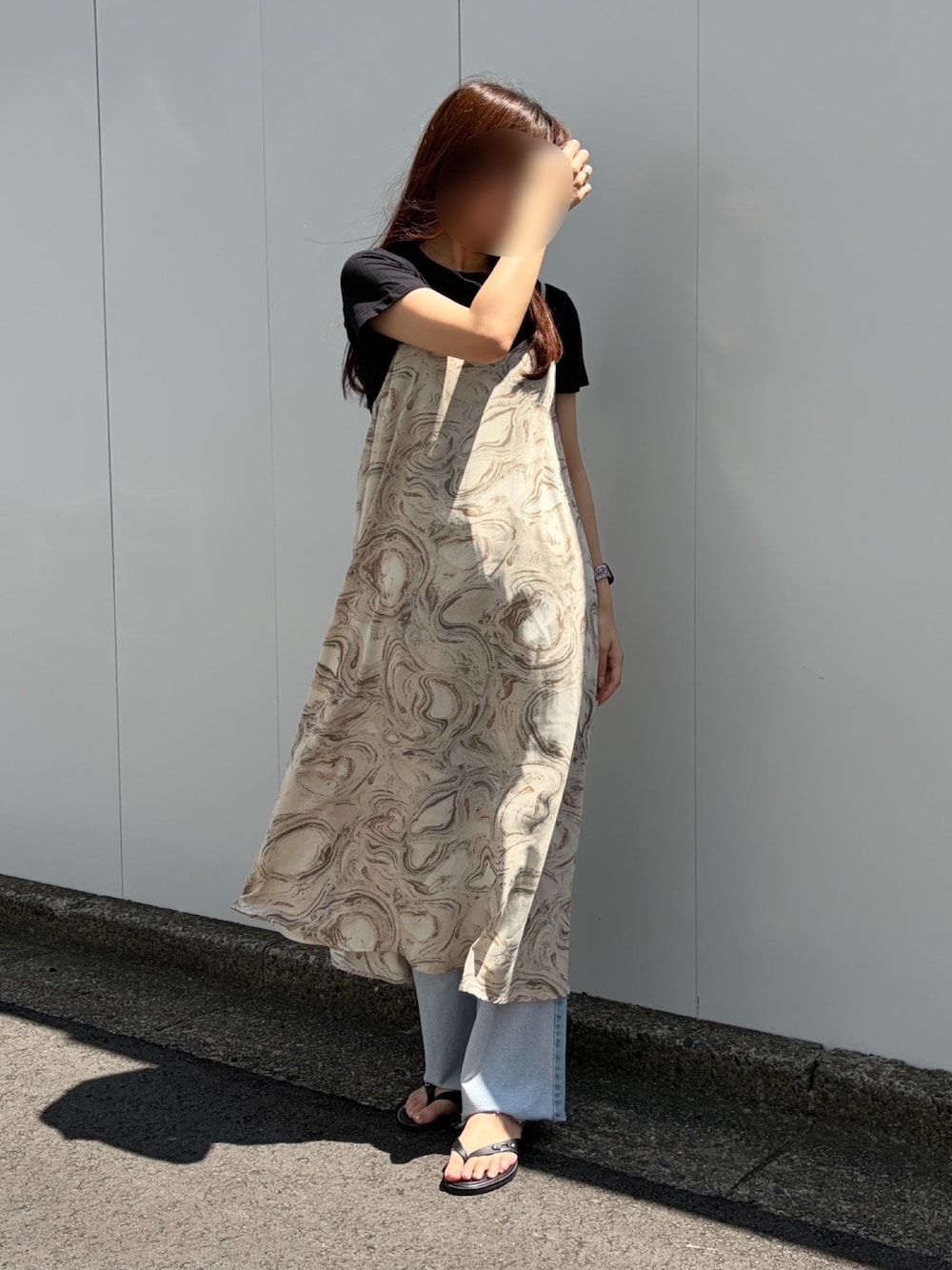ベージュ系のワンピース/ドレス、ブルー系のデニムパンツ、ブラック系のTシャツ/カットソーを着用したレディースの秋コーディネートの1枚目の写真