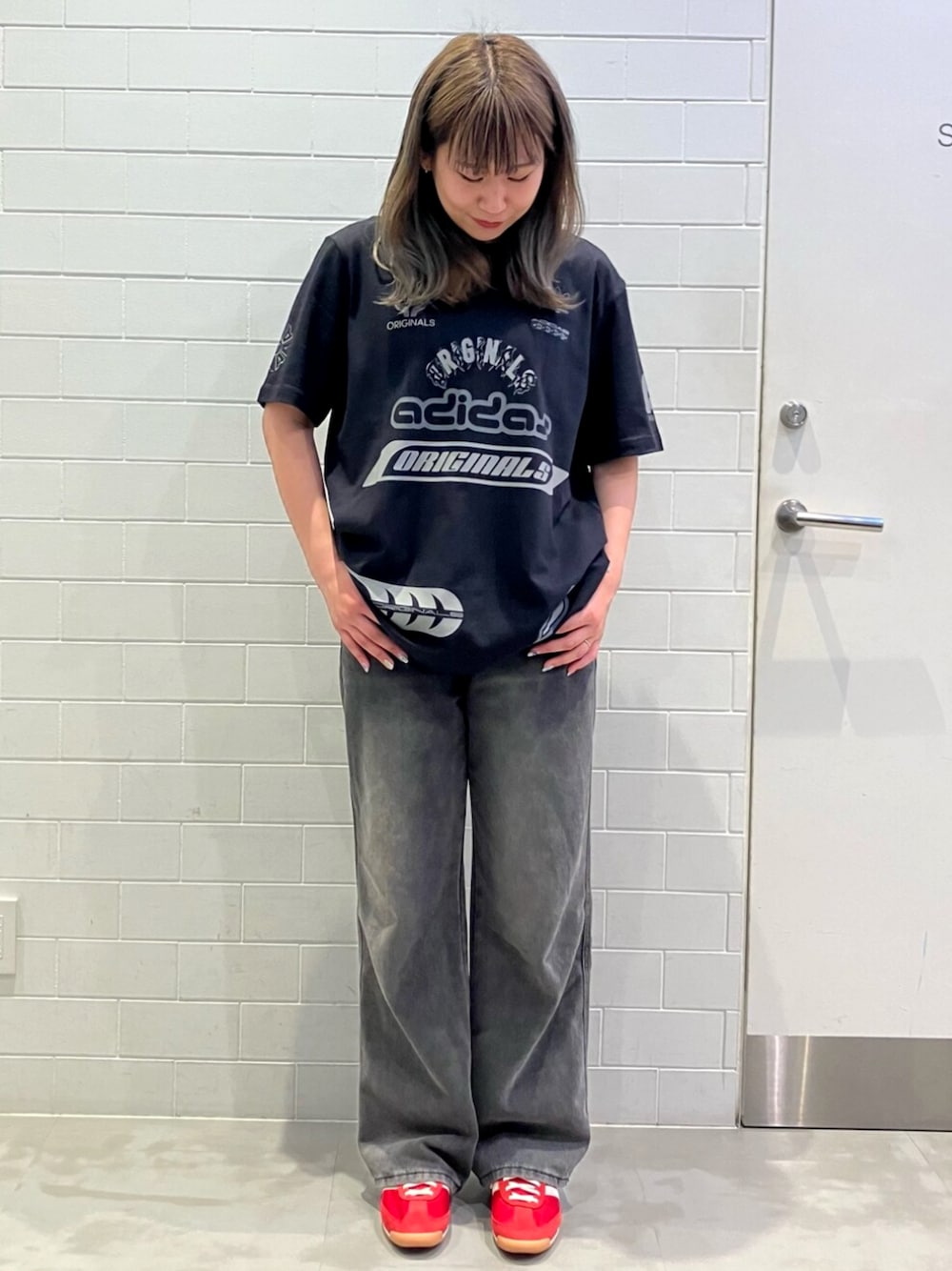 「SL72、ロゴT、スニーカー、スポーツミックス、adidas、アディダス、adidas originals、アディダスオリジナルス、Tシャツ、アディカラー、ローカット、今日のコーデ、夏服」｜「adidasのスポンサーズ 半袖Tシャツ（トップス、ブラック系）」を使った、MMさん（レディース・165cm）の春コーディネートの1枚目の写真