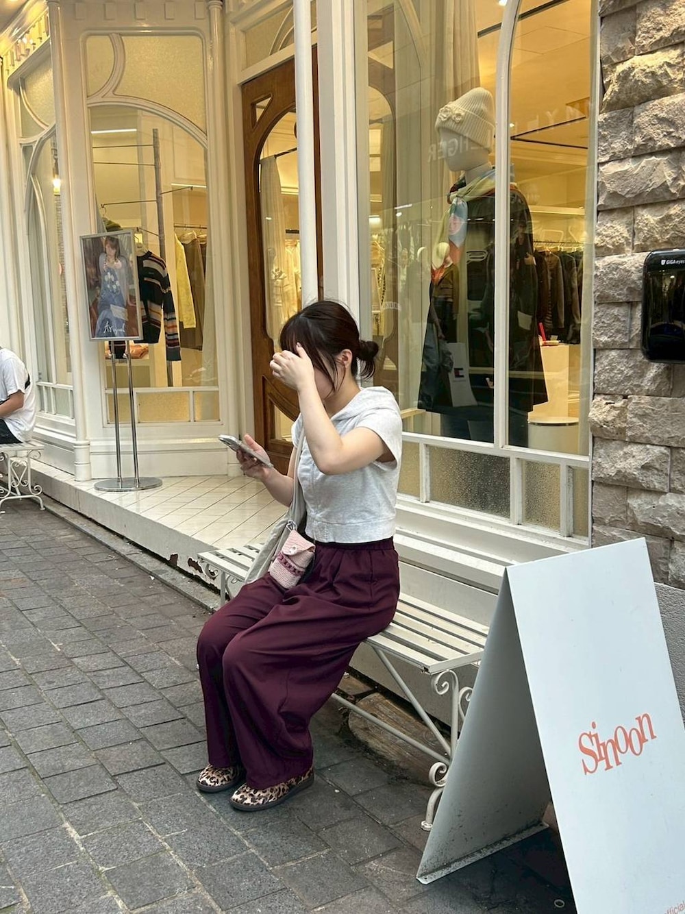 ベージュ系のトートバッグ、その他のスニーカー、パープル系のその他パンツを着用したレディースの秋コーディネートの1枚目の写真